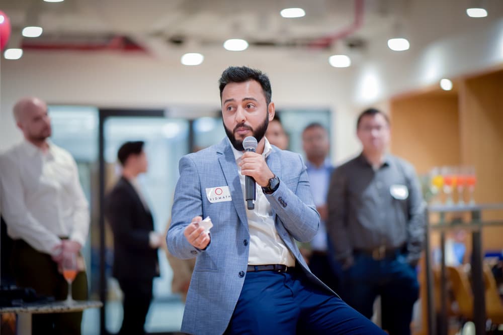 A speaker with a microphone at a Bidmath event