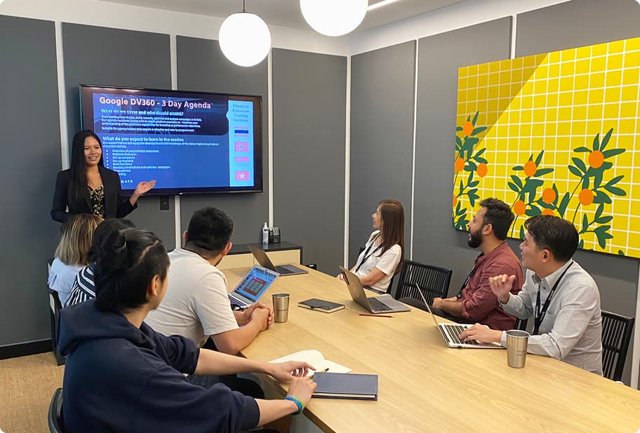 A Bidmath trainer presenting a Google DV360 three-day agenda to a classroom